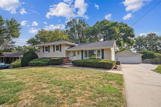 2077 NW 80th Court, Clive, IA 50325