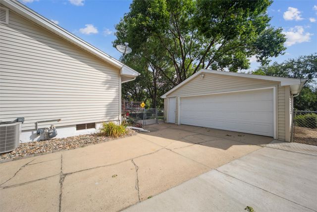 2077 NW 80th Court, Clive, IA 50325