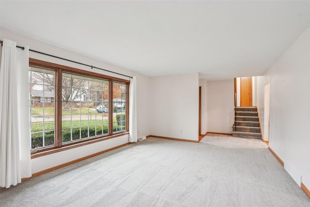 2077 NW 80th Court, Clive, IA 50325