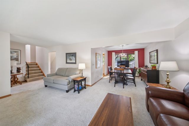 2077 NW 80th Court, Clive, IA 50325