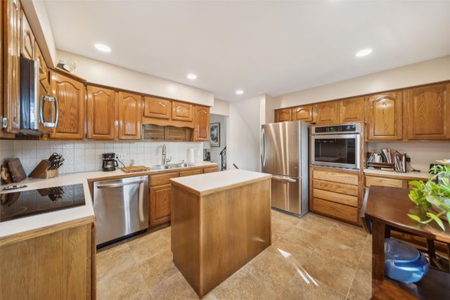 2077 NW 80th Court, Clive, IA 50325