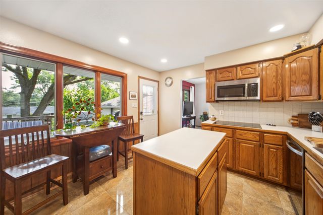 2077 NW 80th Court, Clive, IA 50325