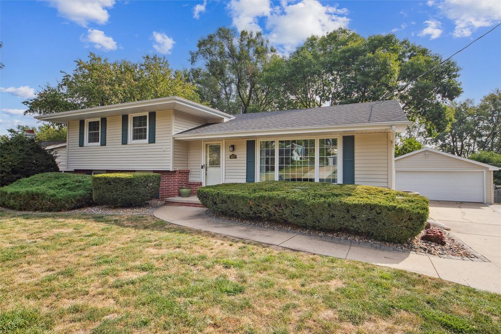 2077 NW 80th Court, Clive, IA 50325