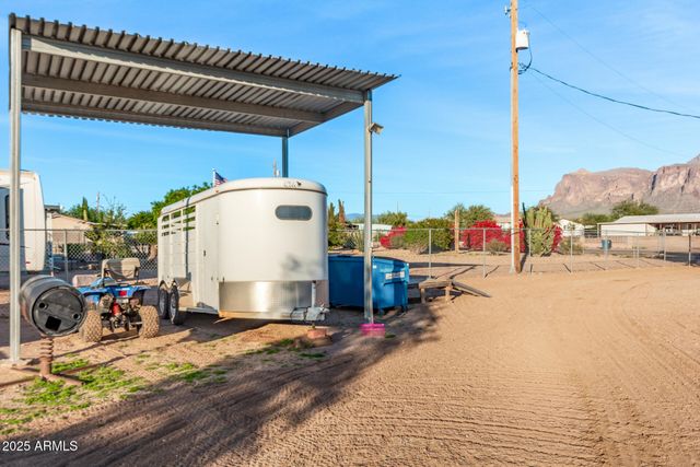 164 N WICKIUP Road, Apache Junction, AZ 85119