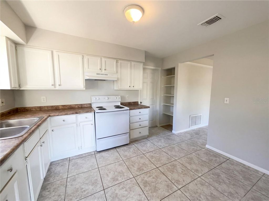 Image 2 of property listing at 6137 SPARLING HILLS CIRCLE, Orlando, FL 32808