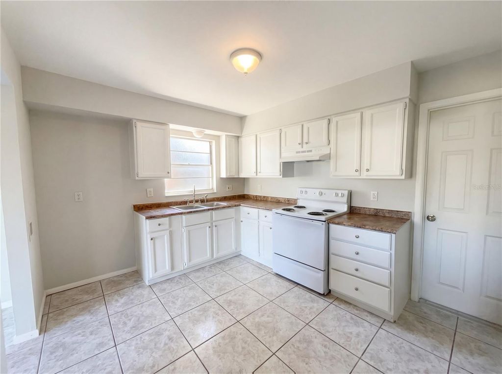 Image 9 of property listing at 6137 SPARLING HILLS CIRCLE, Orlando, FL 32808