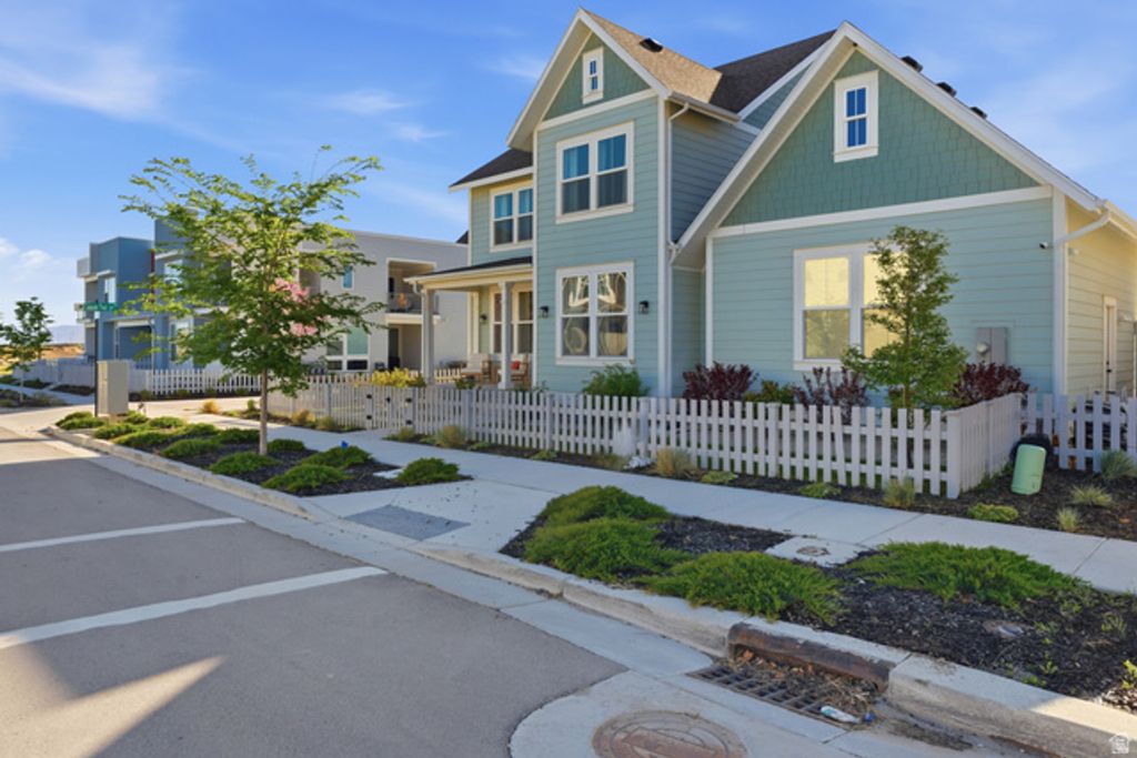 Image 4 of property listing at 11151 S CHEVIOT HILLS LN, South Jordan, UT 84009