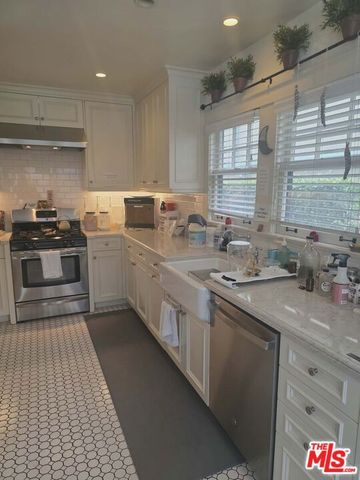 2500 Hyperion Avenue, Silver Lake, CA 90027
