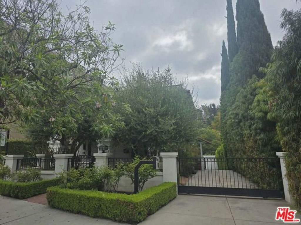 2500 Hyperion Avenue, Silver Lake, CA 90027