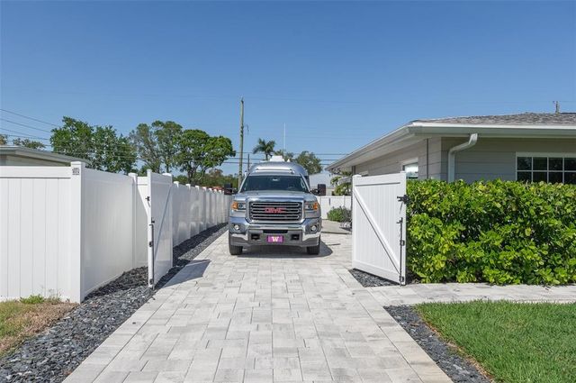 715 44TH AVENUE NE, St Petersburg, FL 33703