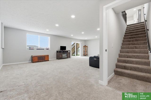 12004 S 107 Avenue, Papillion, NE 68046