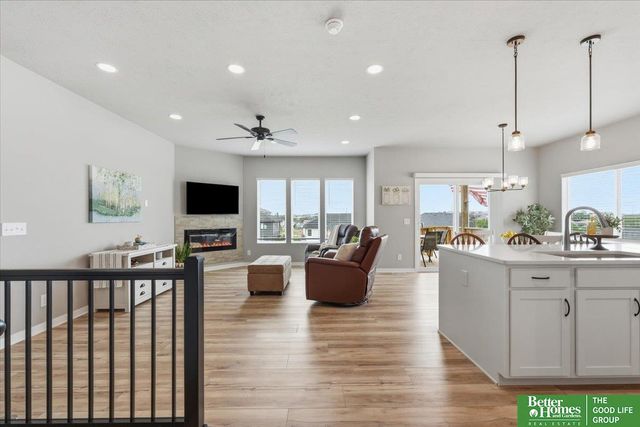 12004 S 107 Avenue, Papillion, NE 68046