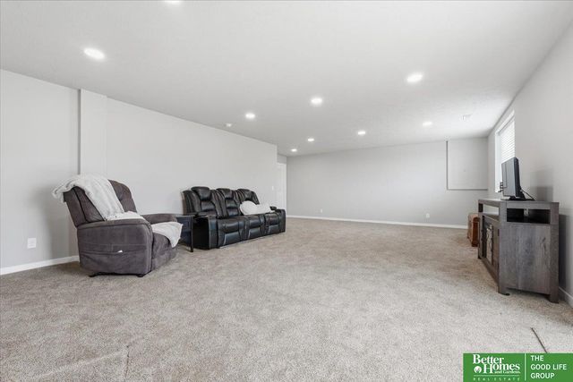 12004 S 107 Avenue, Papillion, NE 68046