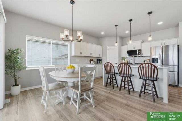 12004 S 107 Avenue, Papillion, NE 68046