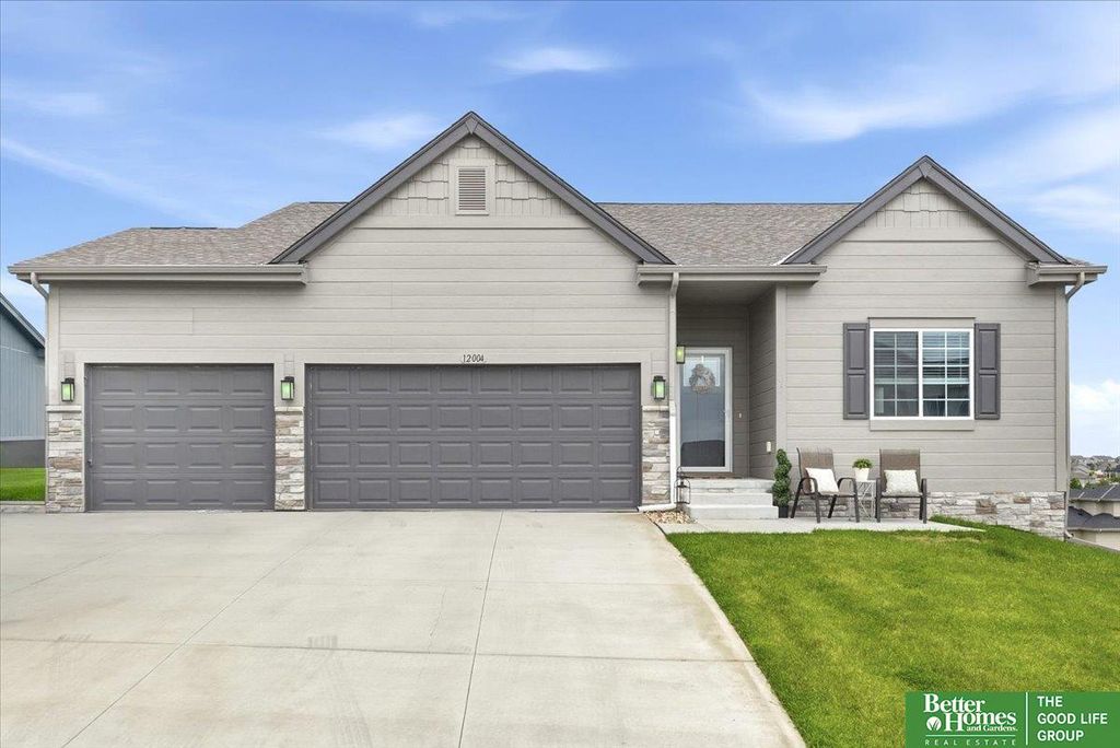 12004 S 107 Avenue, Papillion, NE 68046