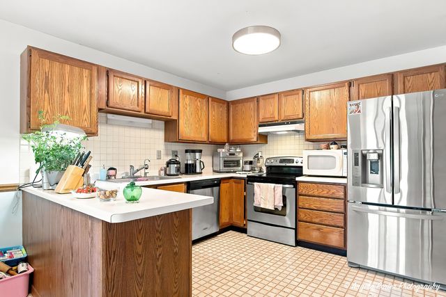 210 Maplewood Drive, Antioch, IL 60002