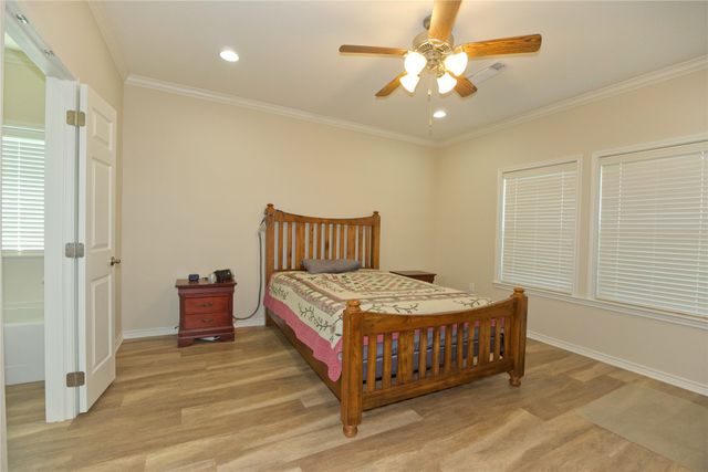 318 E 4th Street, Lindsay, TX 76250
