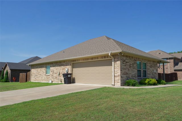 318 E 4th Street, Lindsay, TX 76250