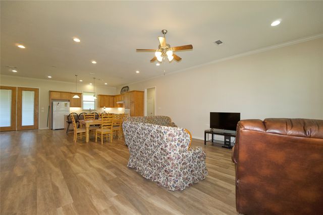 318 E 4th Street, Lindsay, TX 76250