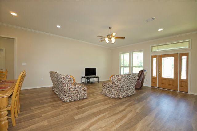 318 E 4th Street, Lindsay, TX 76250