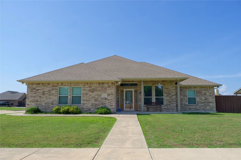 318 E 4th Street, Lindsay, TX 76250