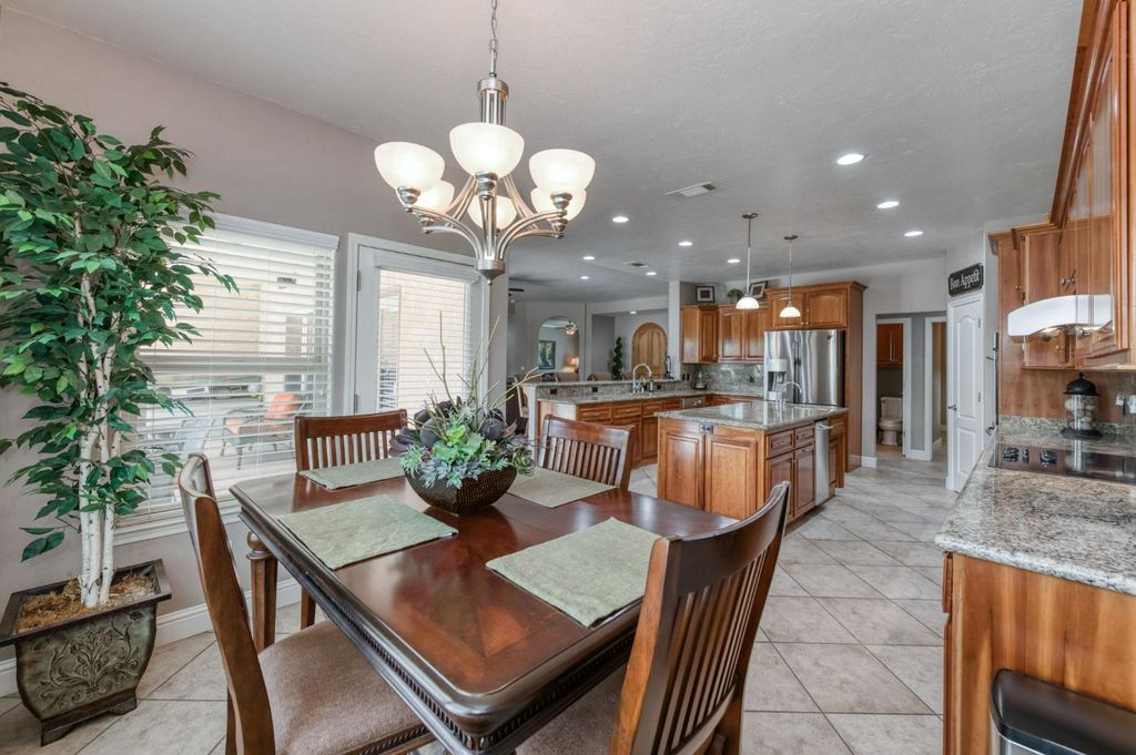 Image 10 of property listing at 4907 Lakewood Court, Visalia, CA 93291