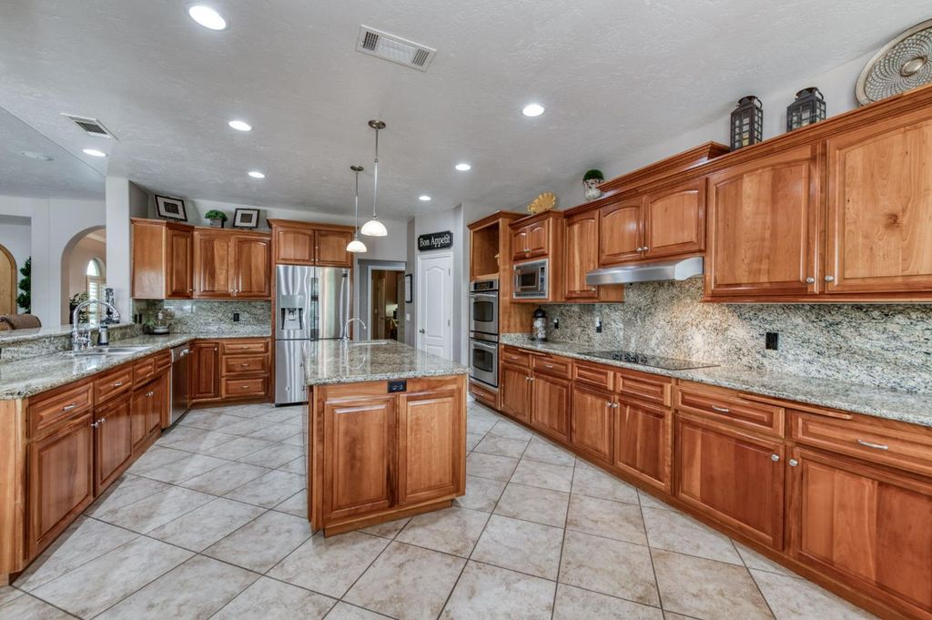 Image 11 of property listing at 4907 Lakewood Court, Visalia, CA 93291