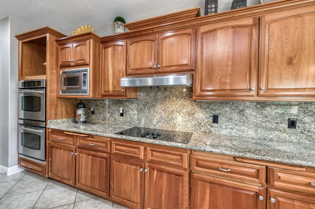 Image 12 of property listing at 4907 Lakewood Court, Visalia, CA 93291