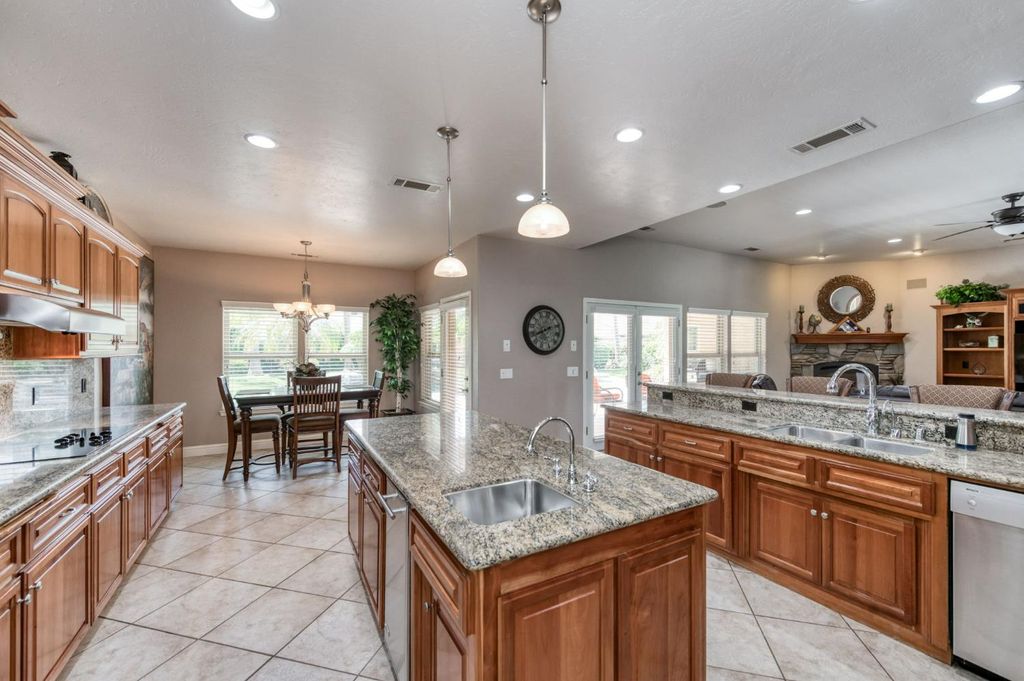Image 13 of property listing at 4907 Lakewood Court, Visalia, CA 93291