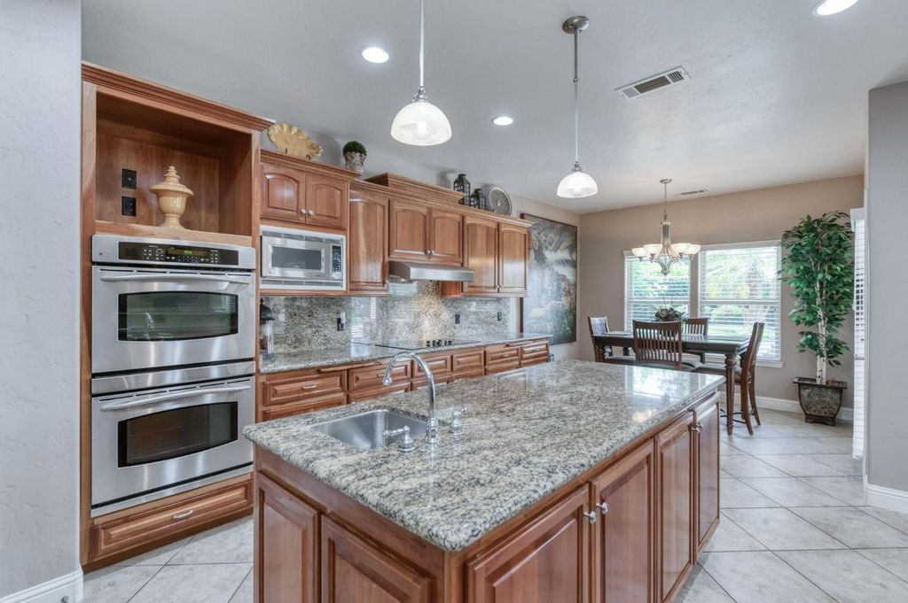 Image 14 of property listing at 4907 Lakewood Court, Visalia, CA 93291