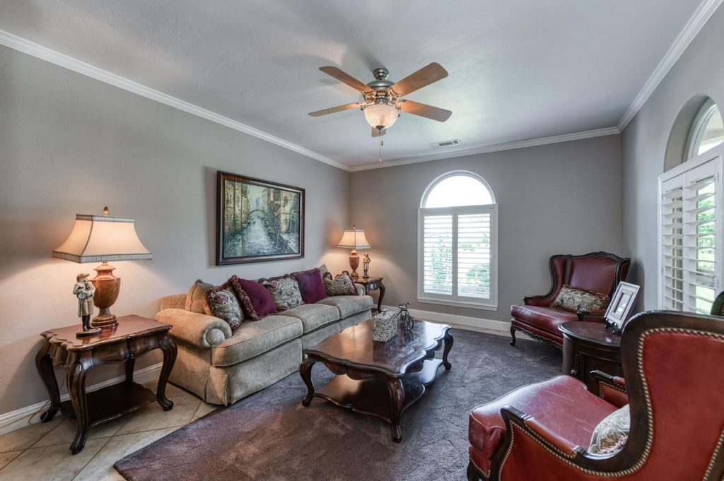 Image 17 of property listing at 4907 Lakewood Court, Visalia, CA 93291
