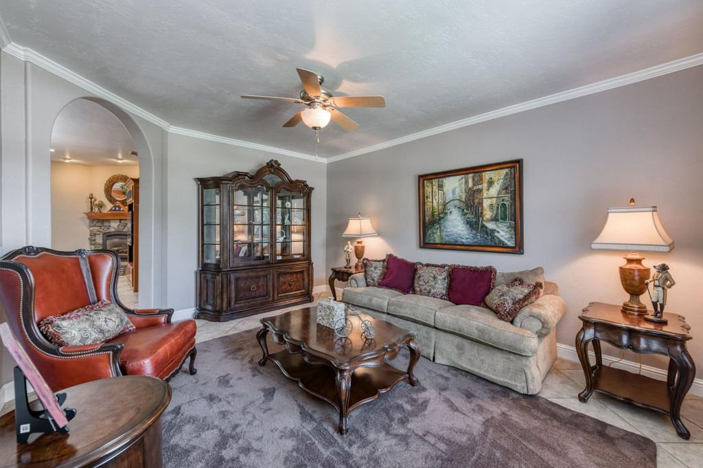 Image 18 of property listing at 4907 Lakewood Court, Visalia, CA 93291