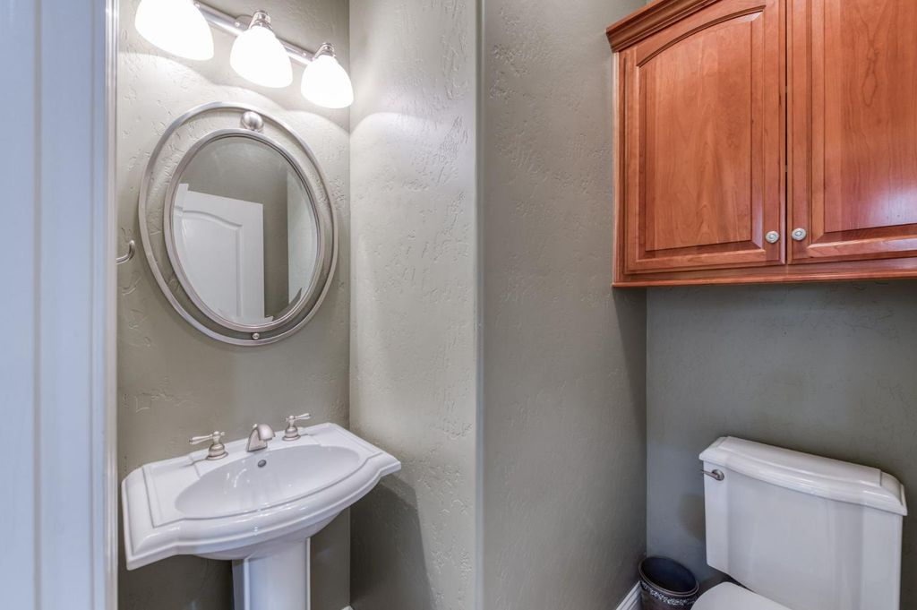 Image 19 of property listing at 4907 Lakewood Court, Visalia, CA 93291
