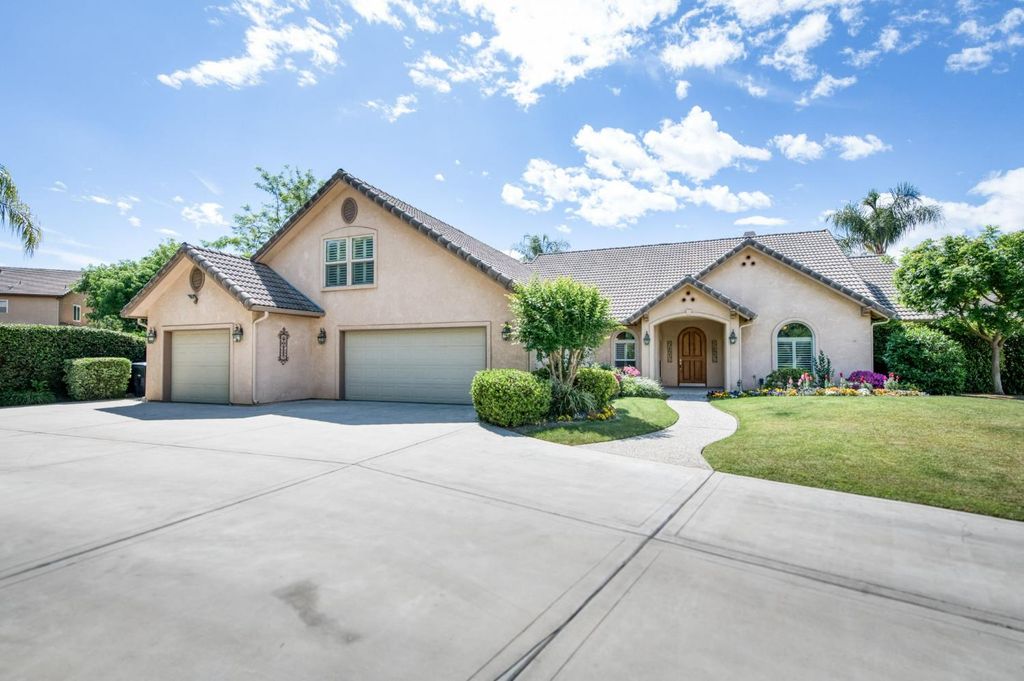 Image 2 of property listing at 4907 Lakewood Court, Visalia, CA 93291