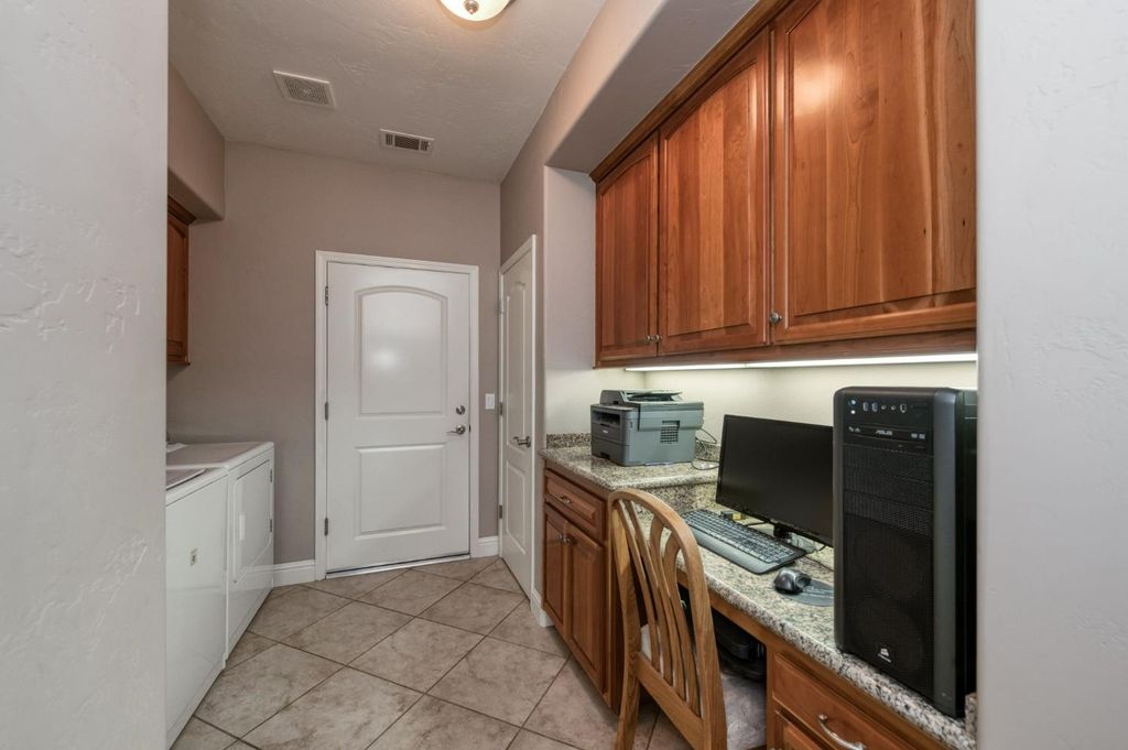 Image 20 of property listing at 4907 Lakewood Court, Visalia, CA 93291