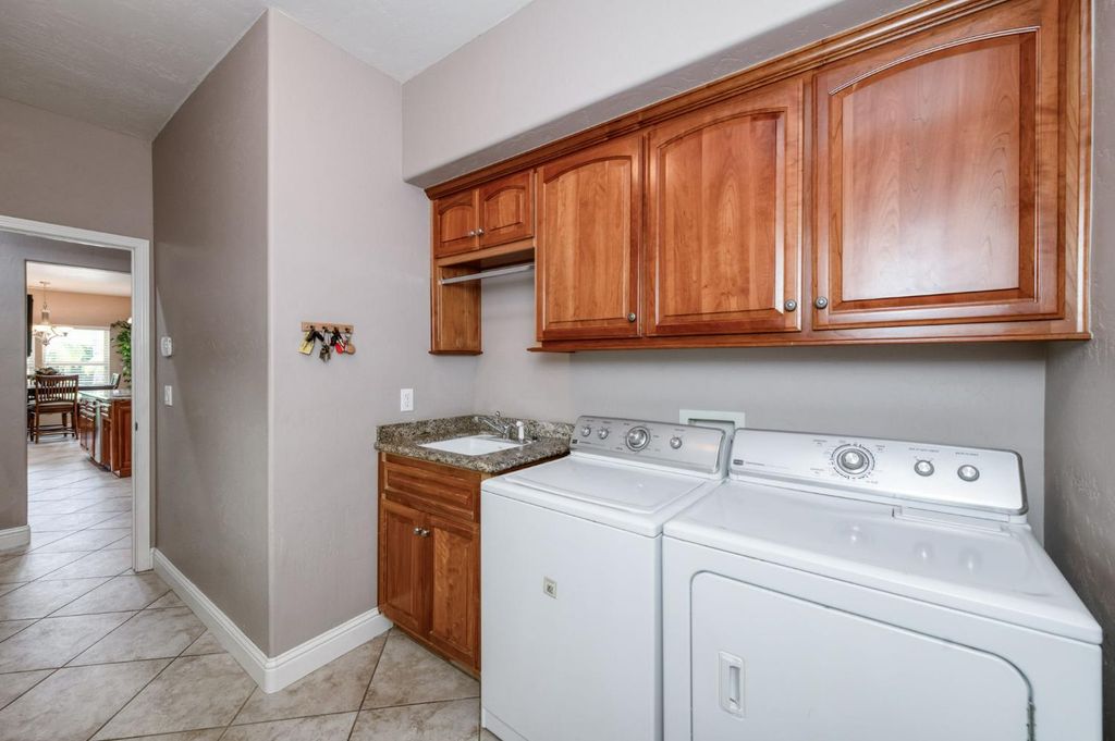 Image 21 of property listing at 4907 Lakewood Court, Visalia, CA 93291