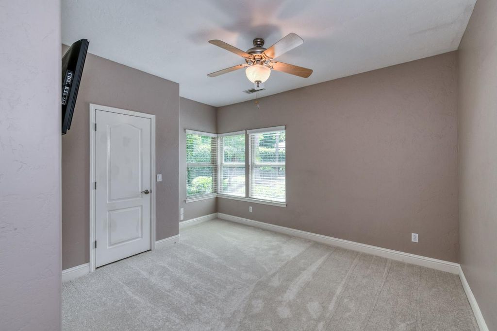 Image 22 of property listing at 4907 Lakewood Court, Visalia, CA 93291