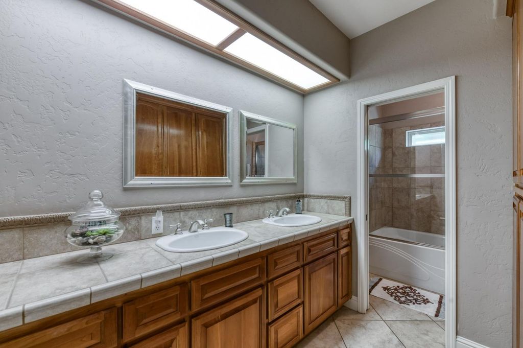 Image 25 of property listing at 4907 Lakewood Court, Visalia, CA 93291