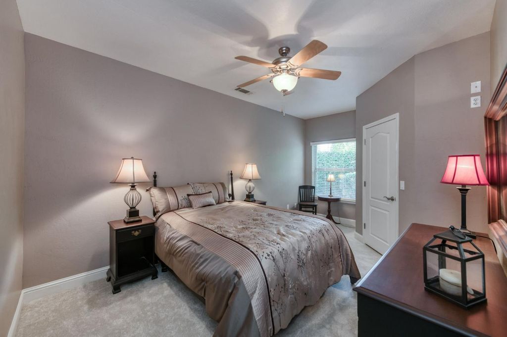 Image 26 of property listing at 4907 Lakewood Court, Visalia, CA 93291