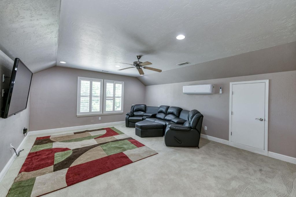 Image 27 of property listing at 4907 Lakewood Court, Visalia, CA 93291