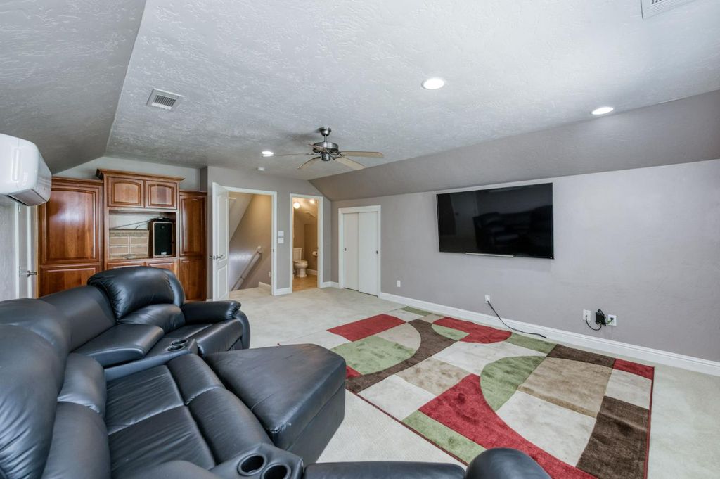 Image 28 of property listing at 4907 Lakewood Court, Visalia, CA 93291