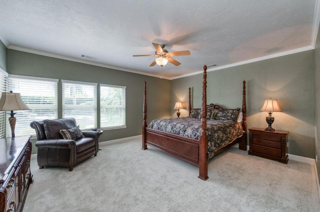 Image 29 of property listing at 4907 Lakewood Court, Visalia, CA 93291