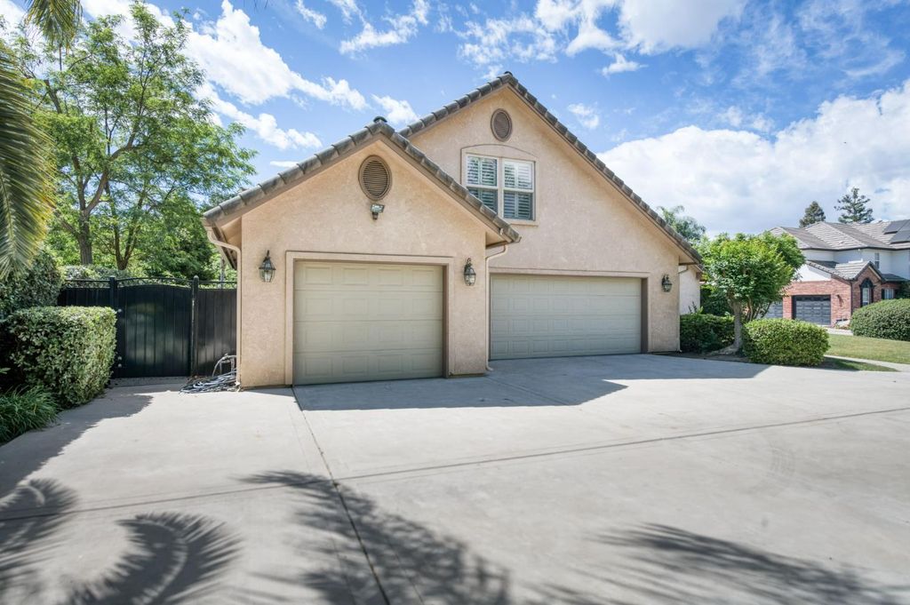 Image 3 of property listing at 4907 Lakewood Court, Visalia, CA 93291