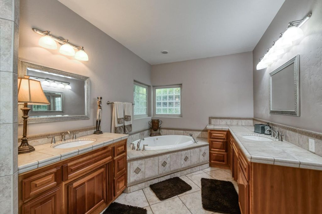 Image 31 of property listing at 4907 Lakewood Court, Visalia, CA 93291