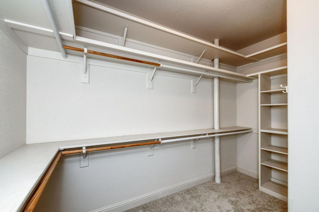 Image 33 of property listing at 4907 Lakewood Court, Visalia, CA 93291