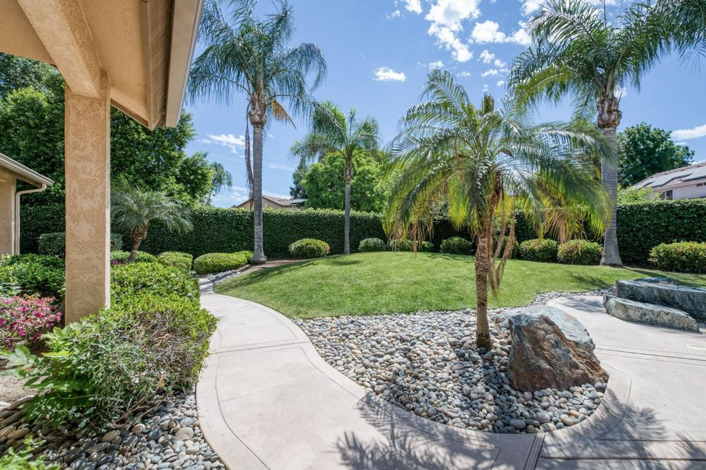Image 36 of property listing at 4907 Lakewood Court, Visalia, CA 93291