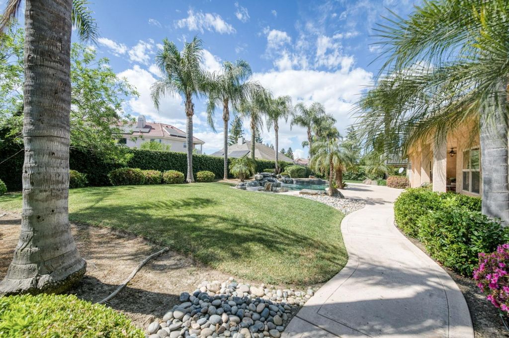 Image 37 of property listing at 4907 Lakewood Court, Visalia, CA 93291