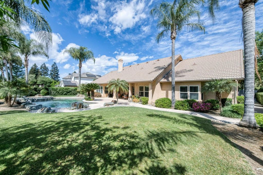 Image 38 of property listing at 4907 Lakewood Court, Visalia, CA 93291