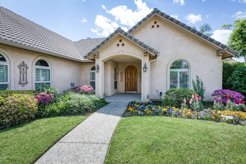 Image 4 of property listing at 4907 Lakewood Court, Visalia, CA 93291