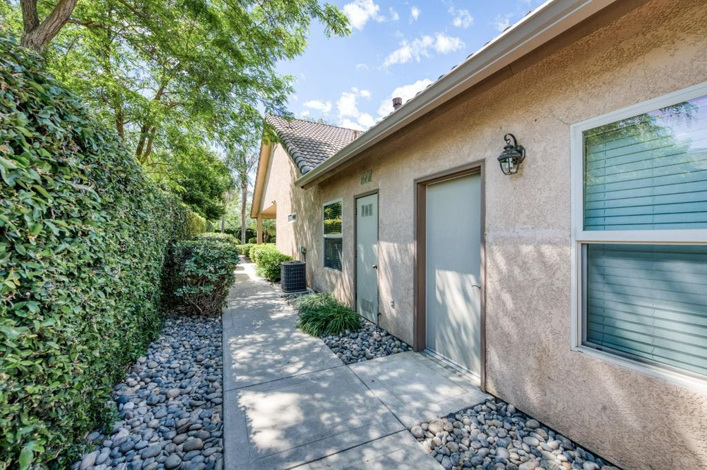 Image 45 of property listing at 4907 Lakewood Court, Visalia, CA 93291